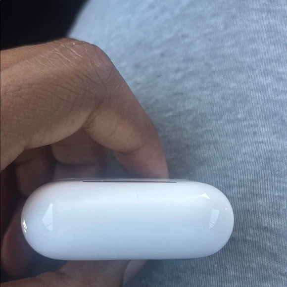 Apple White Earbud Headphones Wireless Charging Case Earbud Headphones